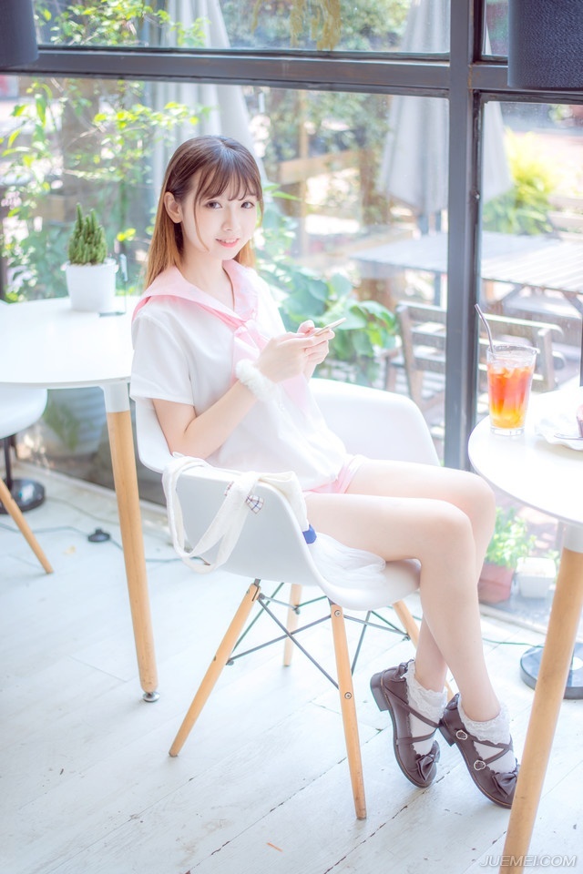 “见过孟达将军。”房间里，哪里有什么刘璋和刘璝夫人的影子，却见一男一女两人见到孟达之后，站起身来，抱了抱拳：“不知事情如何？”